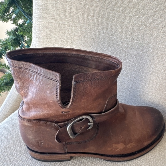 Frye Veronica Short Booties | Saddle Brown Leather | Distressed | 7.5 - Picture 10 of 10